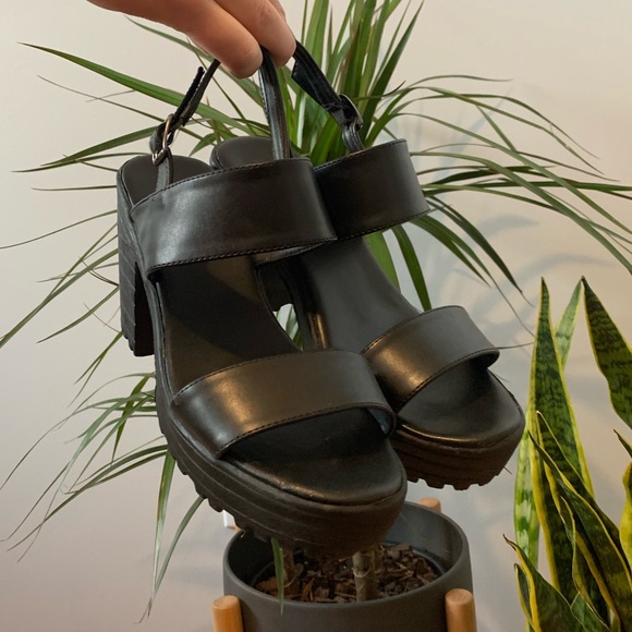 Chunky platform sandal heels in black - Picture 2 of 7